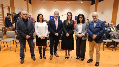 La jueza y el director de la EFA junto a las autoridades municipales