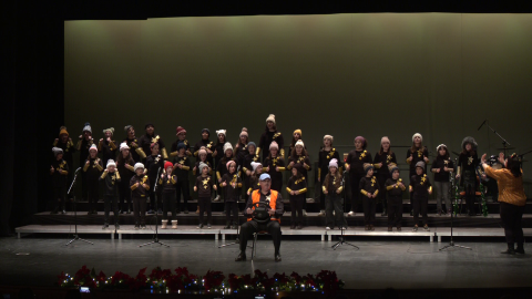 CEIP Enrique Tierno Galván interpretando 'Manolo y su Autobús'