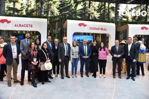 Julián Nieva y Jesús Romero junto a distintas autoridades de la provincia