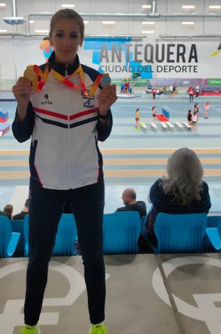 Carmen Mazuecos con sus dos medallas del campeonato de España de Short Track Máster 2026