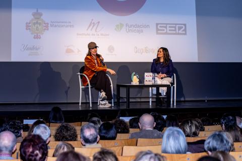 Mabel Lozano junto a Irene Ruiz durante la presentación de su novela en la Escuela de Ciudadanía