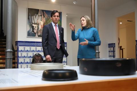 Juan Ortega visita el Archivo-Museo Sánchez Mejías y dona su vestido de 2022 a la peña taurina