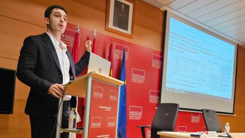 El doctor Pablo Sánchez-Migallón presentando su estudio sobre la enfermedad de Huntington