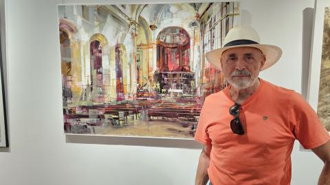 Blai Tomás Ibáñez junto a la obra ganadora del premio nacional