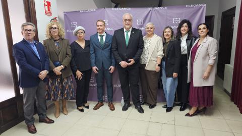 Miembros de la corporación junto a organizadores y asociación beneficiaria