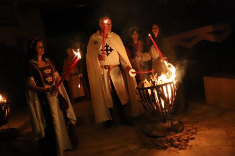 El Comendador enciende la antorcha al inicio de la procesión que abrió las Jornadas