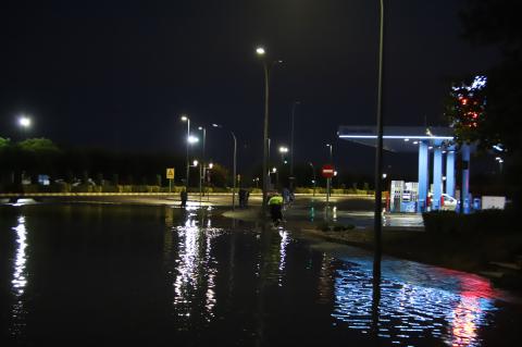 Operarios municipales intervienen en la zona trasera del barrio Nuevo Manzanares