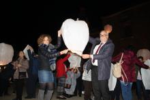 Julián Nieva y Beatriz Labián participan en la suelta de farolillos