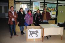 El concejal de Educación junto a voluntarias de la Plataforma y al director del colegio Tierno Galván