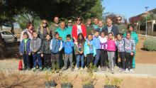 Díaz Benito junto a técnicos y alumnado del CEIP Tierno Galván