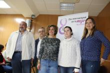 Autoridades junto a personal del Centro de la Mujer y a la ganadora del accésit