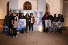 Representantes del Partido Popular durante la pegada de carteles