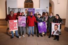 Representantes de Unidas Podemos durante la pegada de carteles