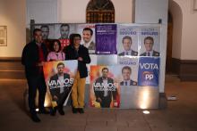 Representantes de Ciudadanos durante la pegada de carteles