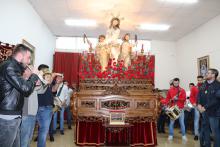 Banda de verdugos junto al Cristo de la Columna en su casa de hermandad