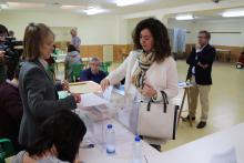 Rebeca Sánchez-Maroto (PP) votó en el Centro Social de la calle Empedrada