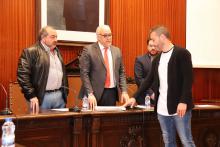 El nuevo agente junto a las autoridades en la toma de posesión