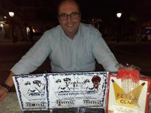 José Miguel Martín con los premios del festival de San Clemente