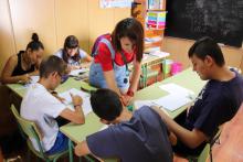 Niños y niñas estudiando en verano