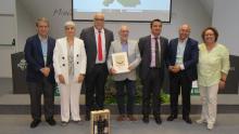 Ponentes y galardonado junto a la autoridades y miembros de Asaja