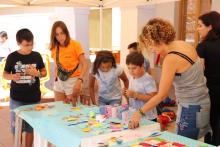 El mercadillo solidario del campamento urbano recauda fondos para escolarizar menores en Burkina Faso