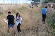 Una treintena de jóvenes preocupados por el medio ambiente organiza una batida de limpieza