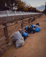 Una treintena de jóvenes preocupados por el medio ambiente organiza una batida de limpieza