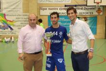 El capitán Kiki recogió el trofeo de campeón de manos del concejal de Deportes, Manuel José Palacios
