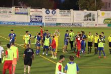 Los jugadores fueron despedidos con aplausos por la ilusionada afición local