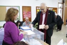 Julián Nieva (PSOE) durante la votación del 10N