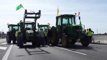 Los agricultores cortan la A4 a la altura de Manzanares