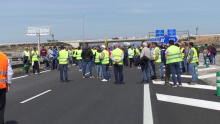 Los agricultores cortan la A4 a la altura de Manzanares