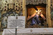Carteles informativos ante el altar de la ermita el pasado viernes antes del cierre