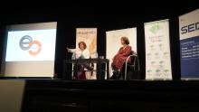 Berna González Harbour y Nuria Barrios durante la conferencia