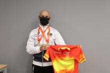 Quini posa con su maillot y medallas