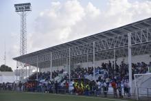 Partido de fútbol con público en el campo municipal 'José Camacho'