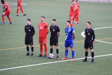 Saludo de capitanes y trío arbitral