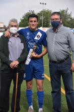 Entrega de trofeo al jugador revelación de la temporada a Miguel Serrano