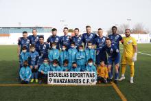 Once del Manzanares junto a alumnado de la Escuela de Fútbol