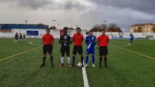 Los capitanes posan junto al trío arbitral