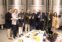 Brindis de autoridades con representantes de Bodegas Yuntero tras el programa