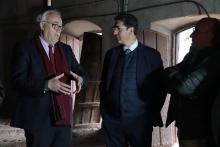 Julián Nieva y José Manuel Caballero visitan el futuro espacio que Manzanares dedicará al vino