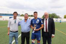 Antonio Espinosa recibió el trofeo al máximo goleador del Manzanares CF