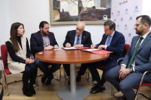 Firma del convenio de colaboración entre el Ayuntamiento de Manzanares y MicroBank