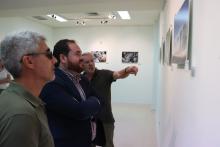 Exposición del III concurso de fotografía industrial de Aempoman en la biblioteca