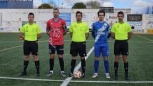Saludo de capitanes con el trío arbitral