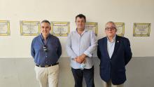 Cañamero junto a Francisco Jiménez y Candi Sevilla ante la cerámica que recuerda las alternativas en la plaza de toros de Manzanares