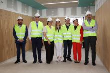 Visita de Julián Nieva y Jesús Fernández Sanz al nuevo centro de salud de Manzanares