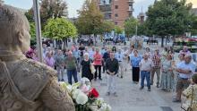 Rezo de un padrenuestro ante el monumento del torero