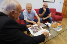 Román Orozco muestra al alcalde el libro catálogo de la exposición sobre Cambio16